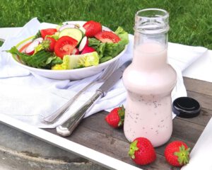 Fruchtiges Salatdressing mit Erdbeeren und Mohn